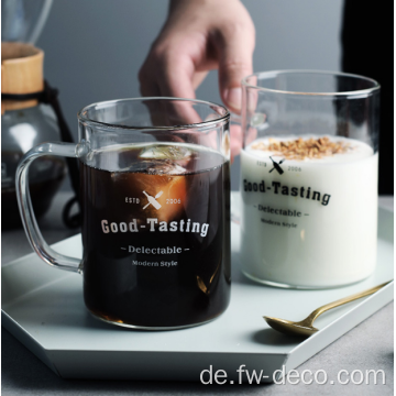 Farbige Glas -Teetassen mit Kaffeetassen